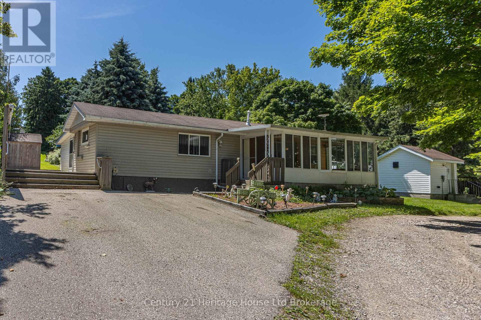 21 TROPICANA - 596101 59 HIGHWAY Property Photo 1