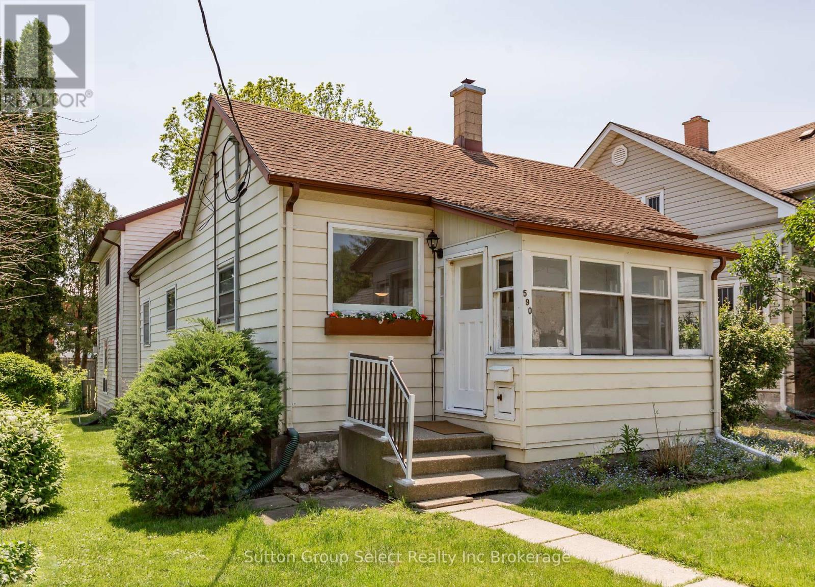 590 Mary St Property Photo 1
