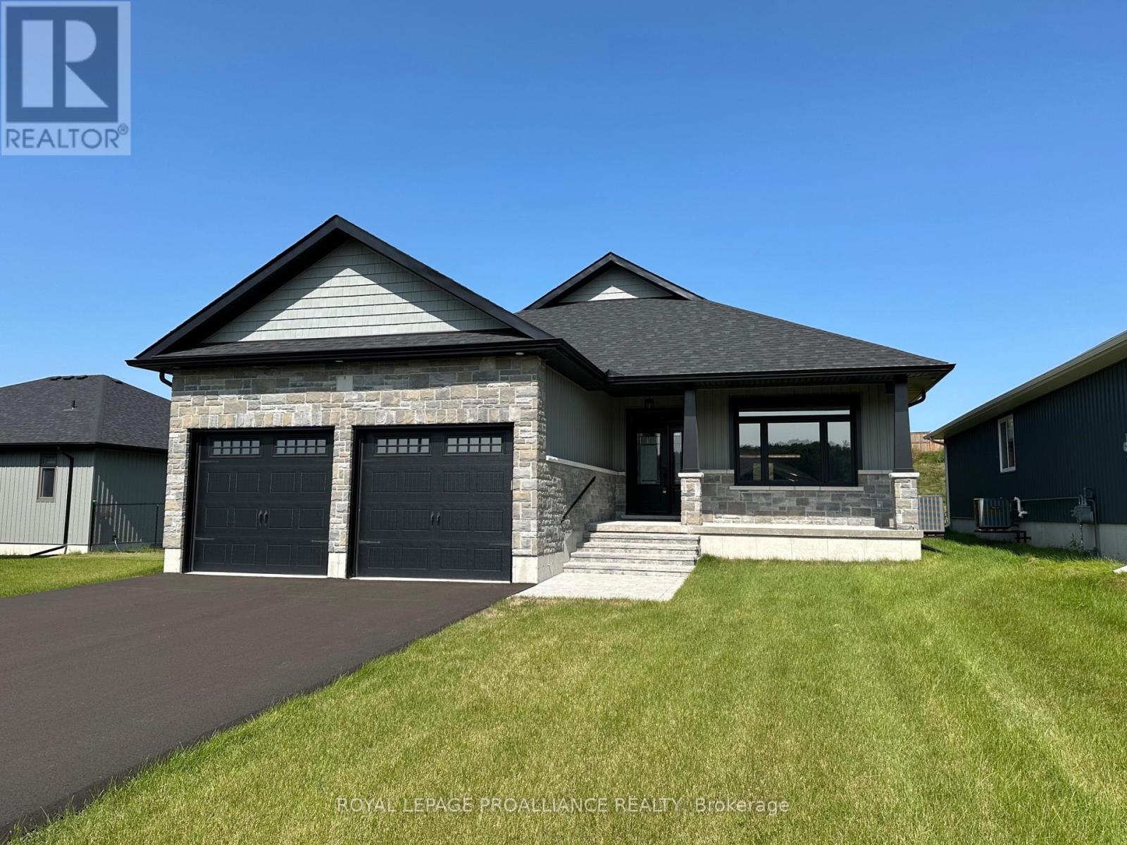 31 MACKENZIE JOHN CRESCENT Property Photo 1