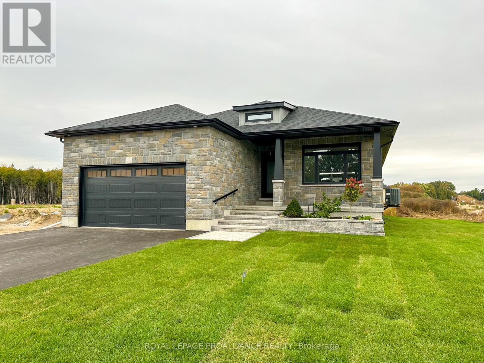 30 MACKENZIE JOHN CRESCENT Property Photo 1