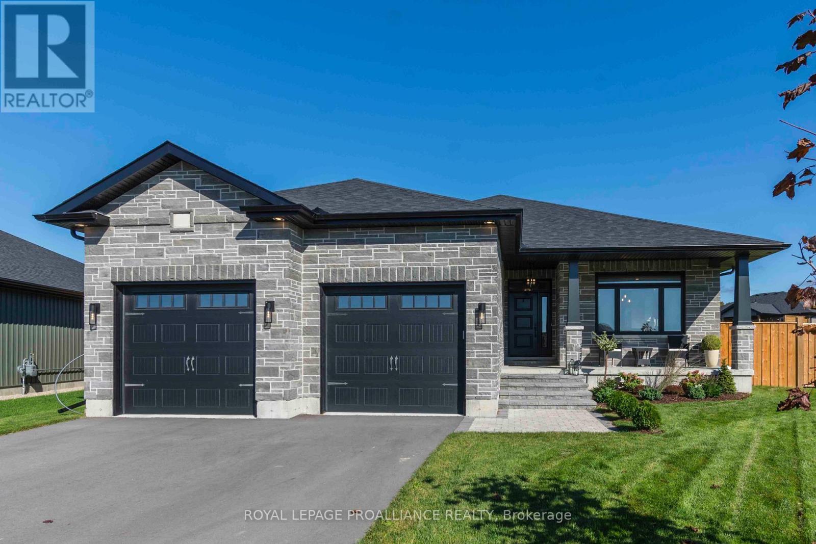 38 MACKENZIE JOHN CRESCENT Property Photo 1