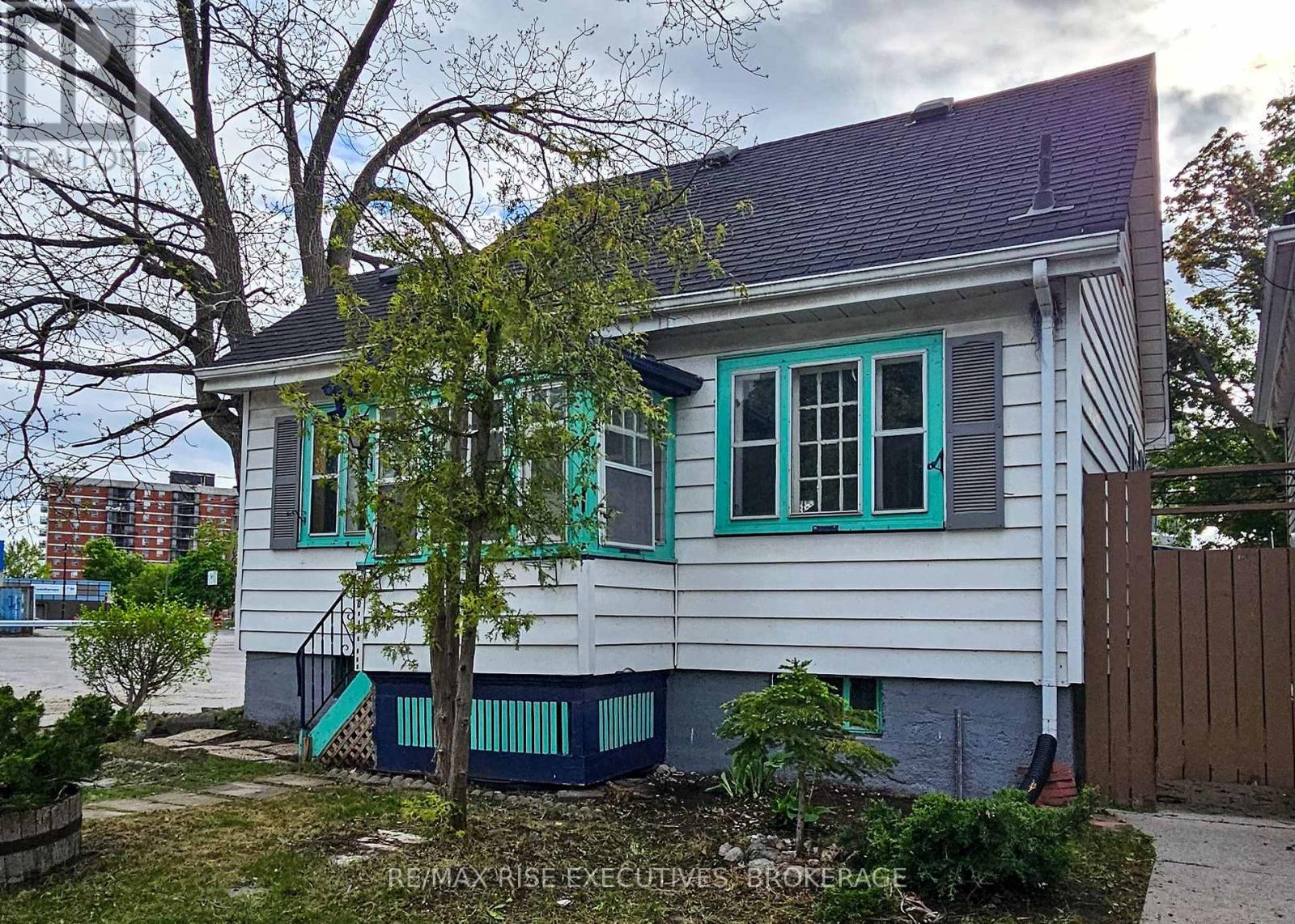 500 MACDONNELL STREET Property Photo 1