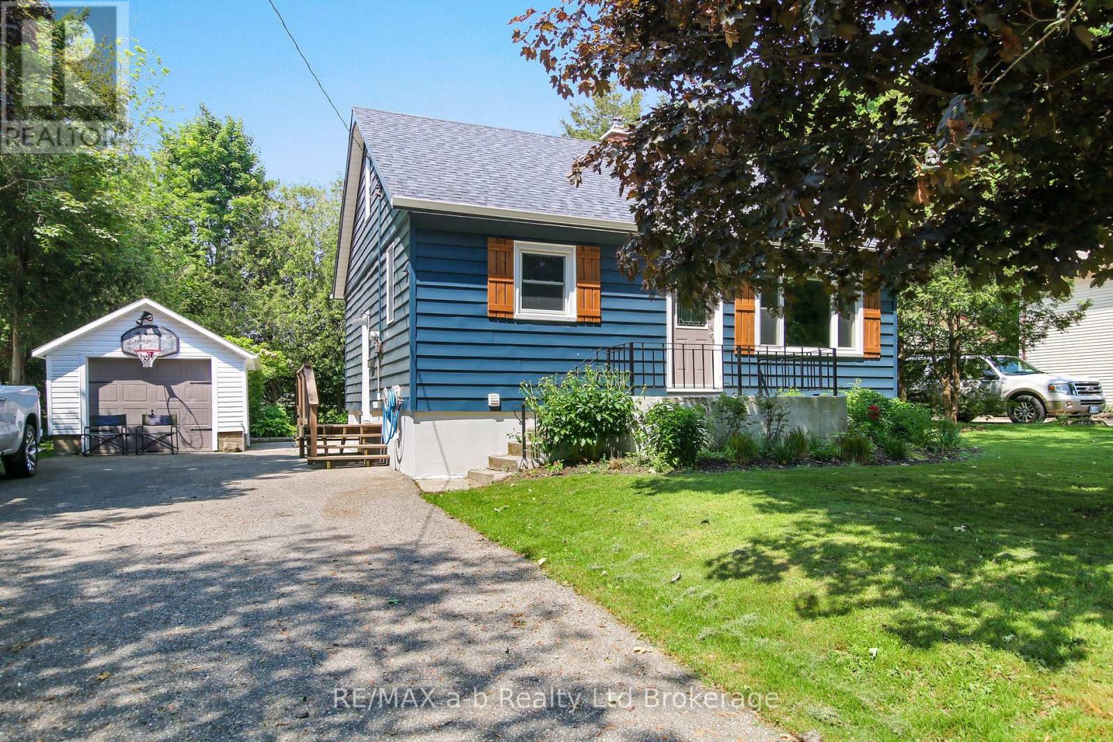 9 CENTRE STREET Property Photo 1