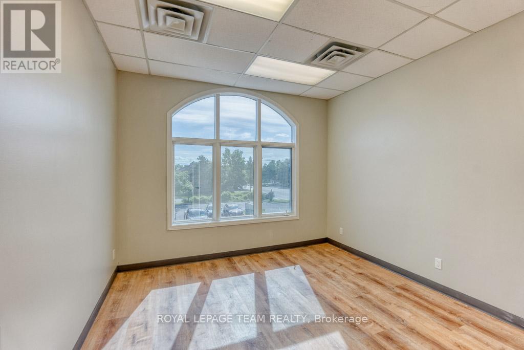 84 Centrepointe Drive Property Photo 29