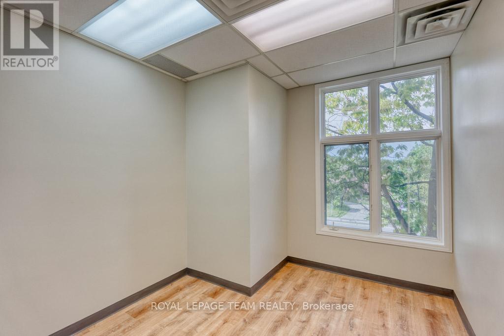 84 Centrepointe Drive Property Photo 35