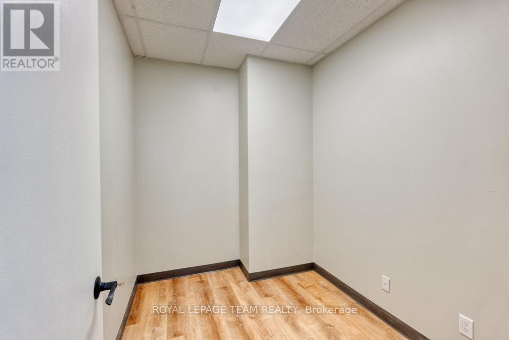 84 Centrepointe Drive Property Photo 37