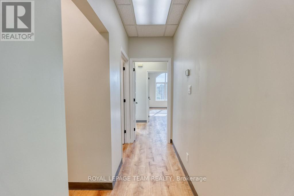 84 Centrepointe Drive Property Photo 39