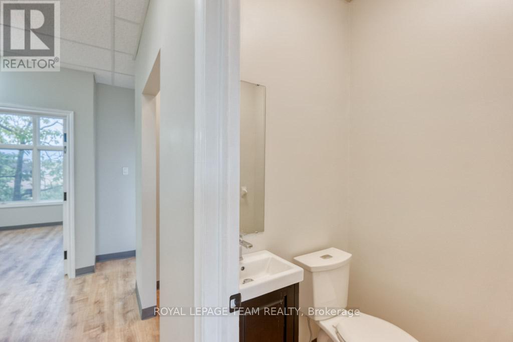 84 Centrepointe Drive Property Photo 42