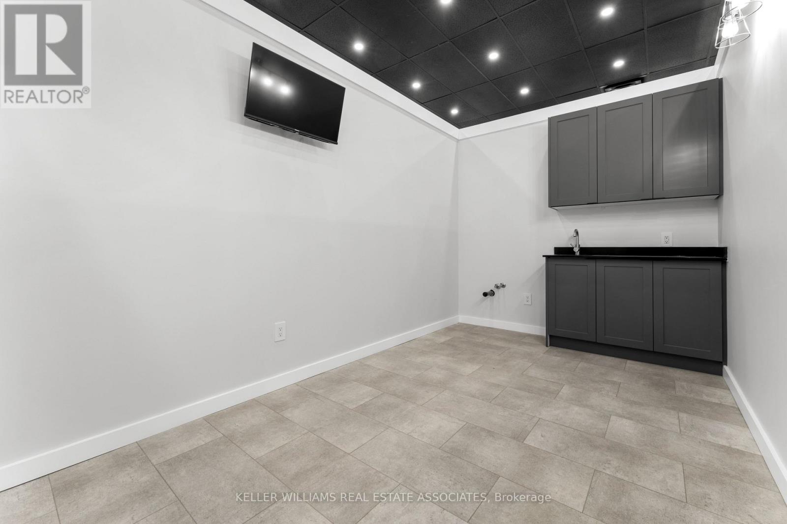 3 - 45 Wyndham Street N Property Photo 10