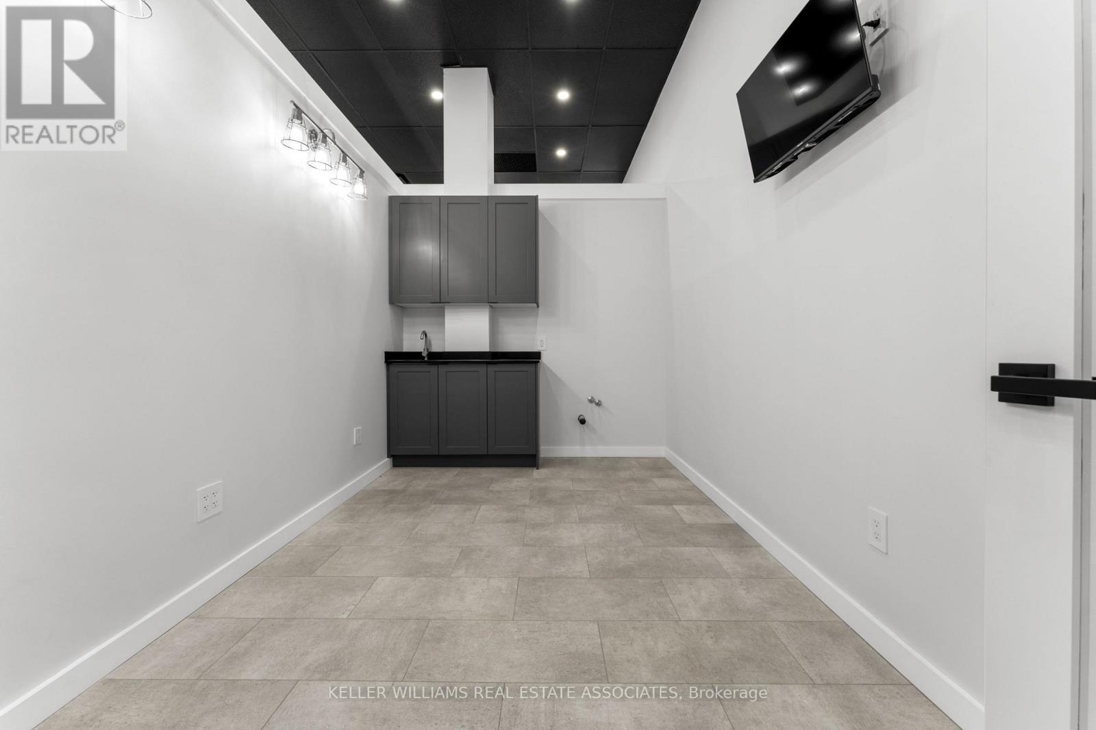 3 - 45 Wyndham Street N Property Photo 14