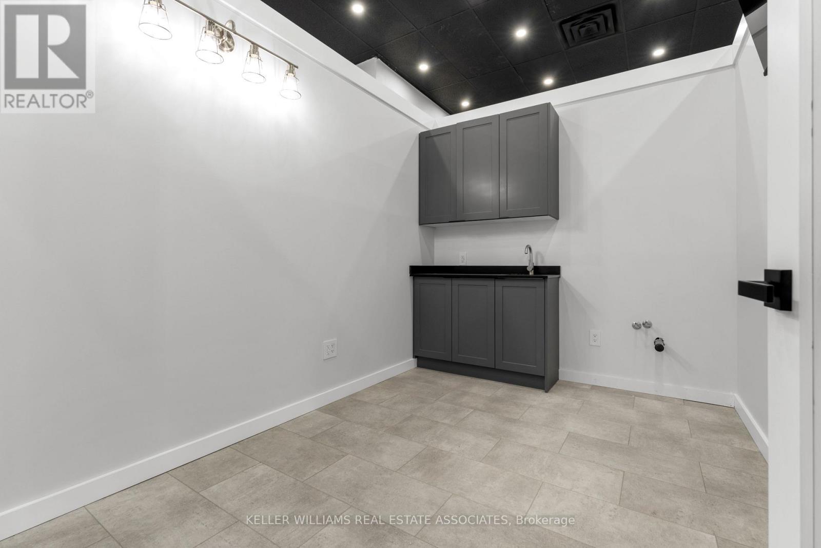 8 - 45 Wyndham Street N Property Photo 9