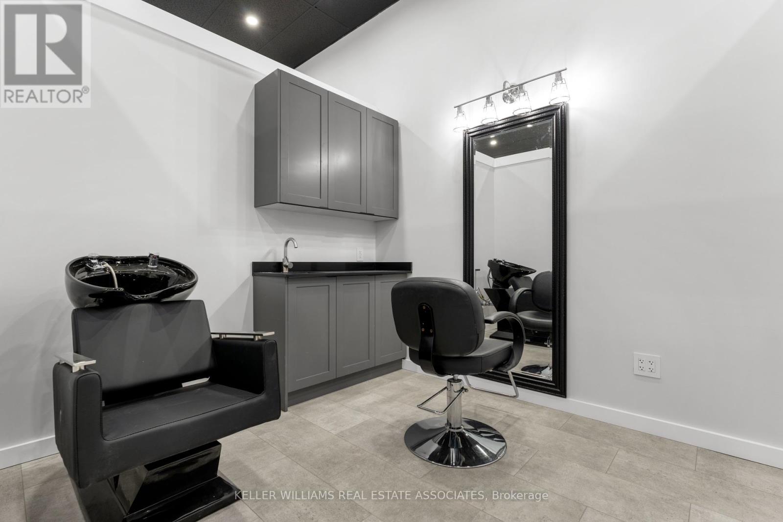 10 - 45 Wyndham Street N Property Photo 4