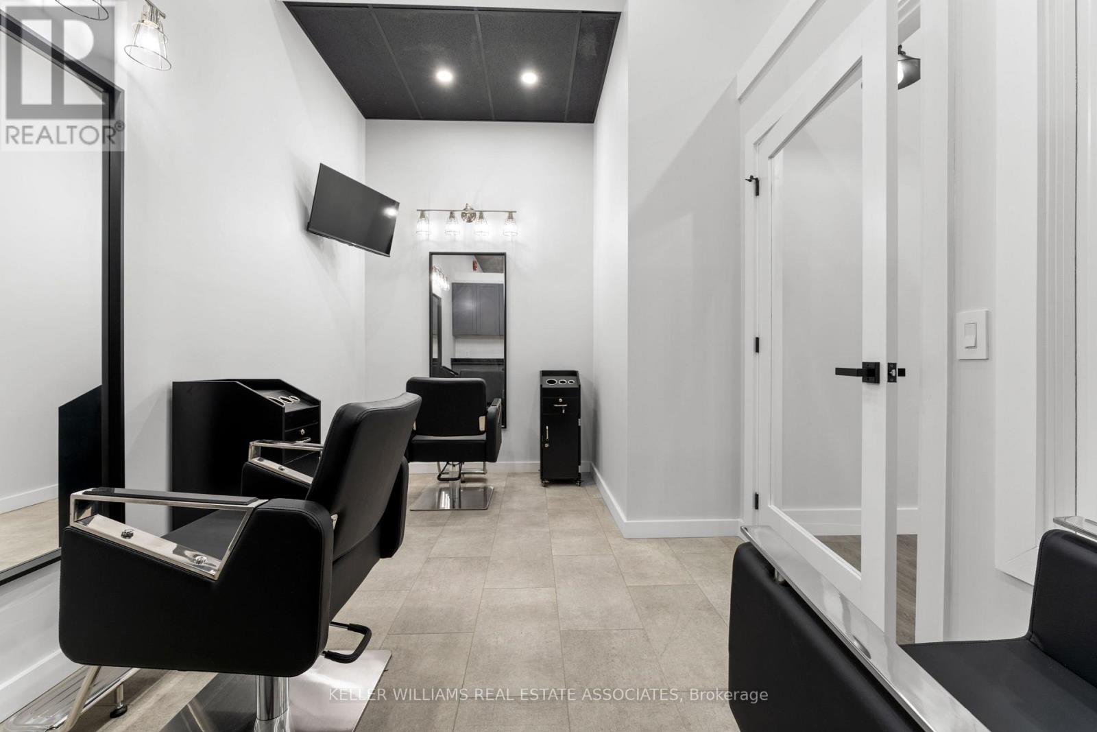 10 - 45 Wyndham Street N Property Photo 6