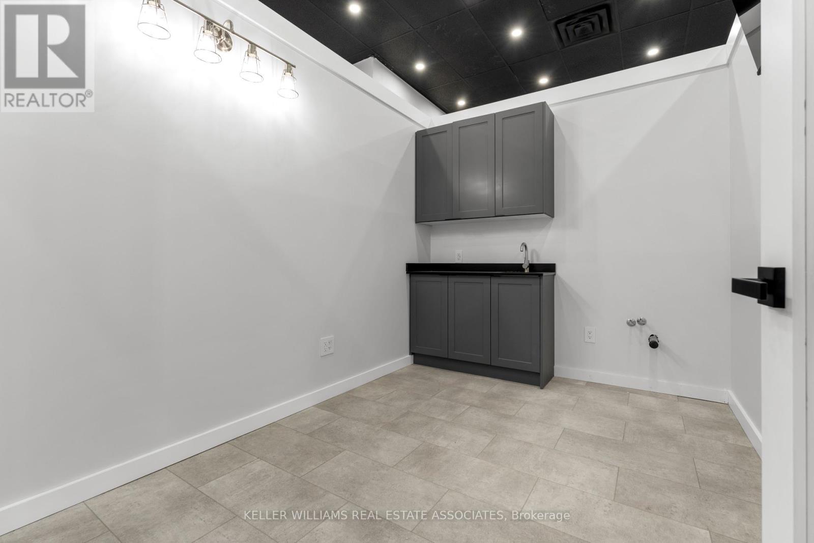 10 - 45 Wyndham Street N Property Photo 9