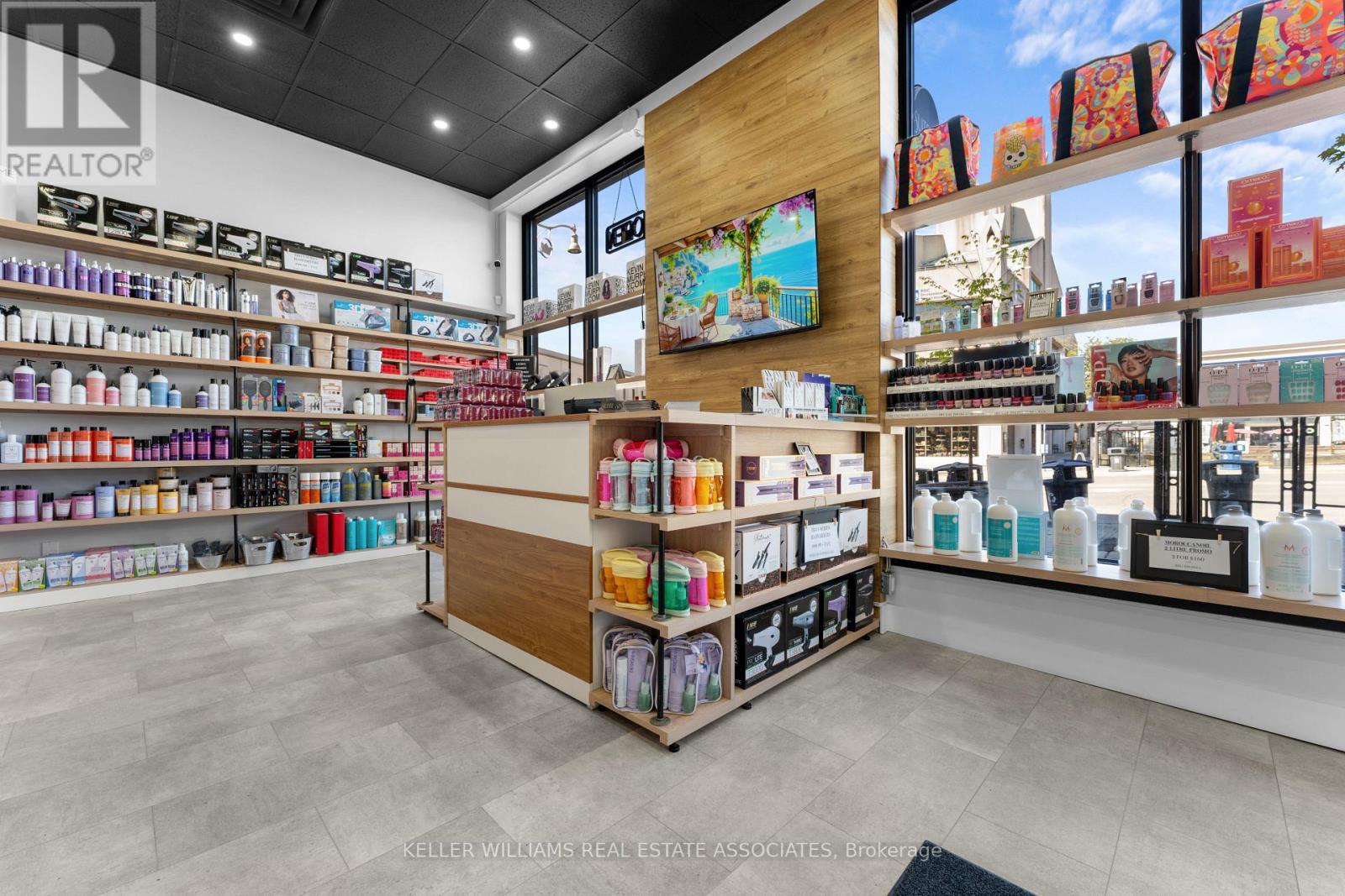 10 - 45 Wyndham Street N Property Photo 15