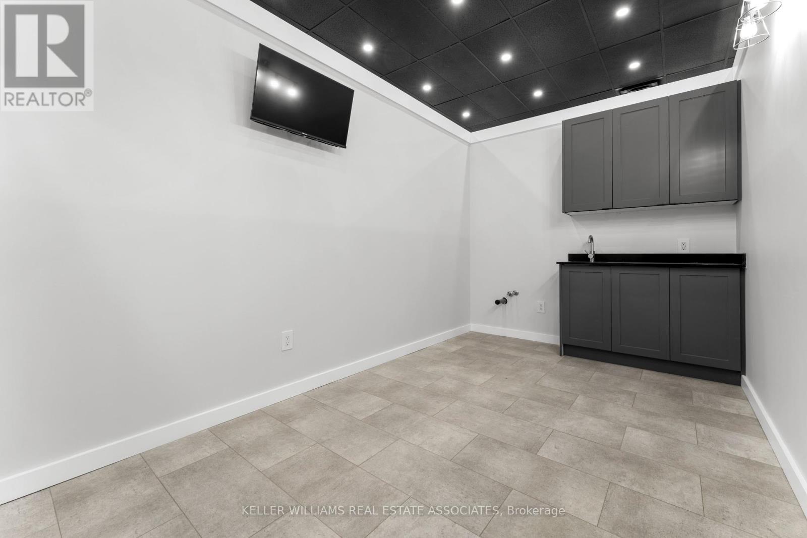 12 - 45 Wyndham Street N Property Photo 10