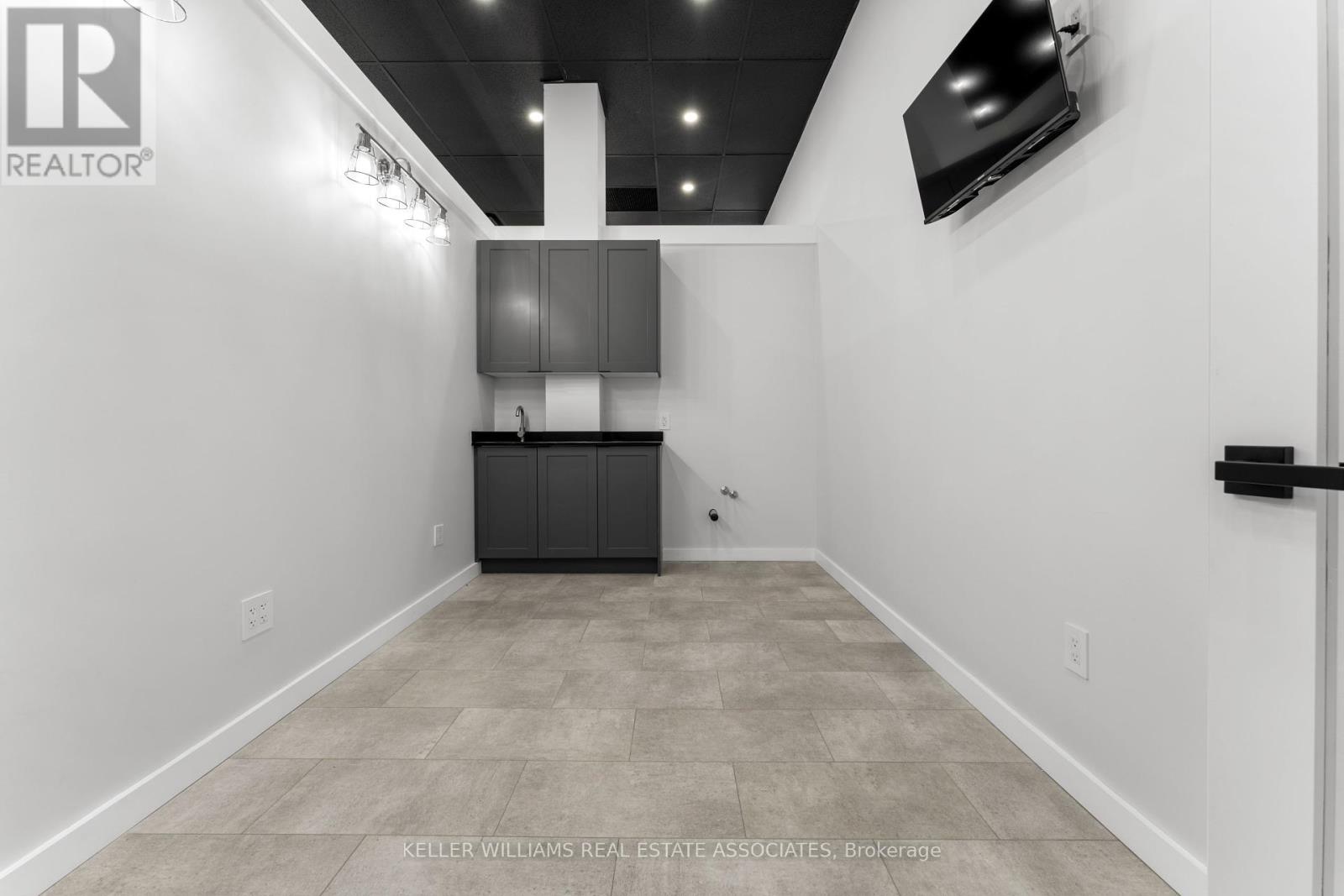 12 - 45 Wyndham Street N Property Photo 14