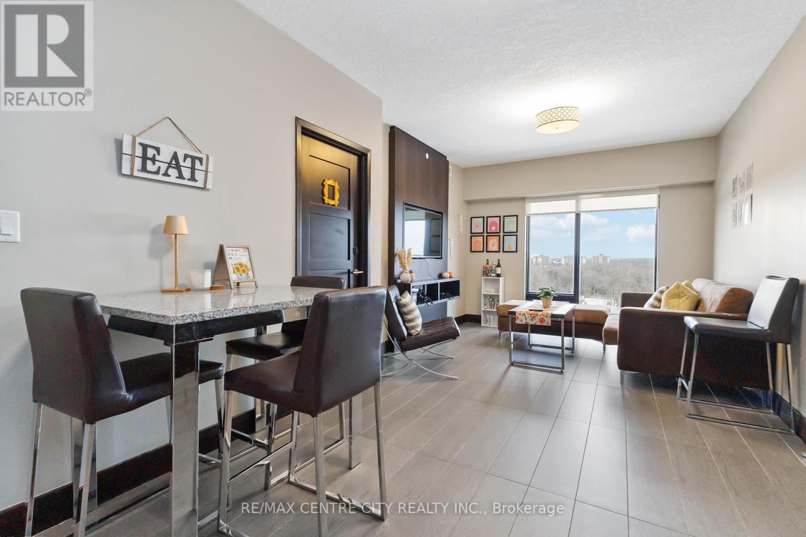 1218 - 1235 Richmond Street Property Photo 7