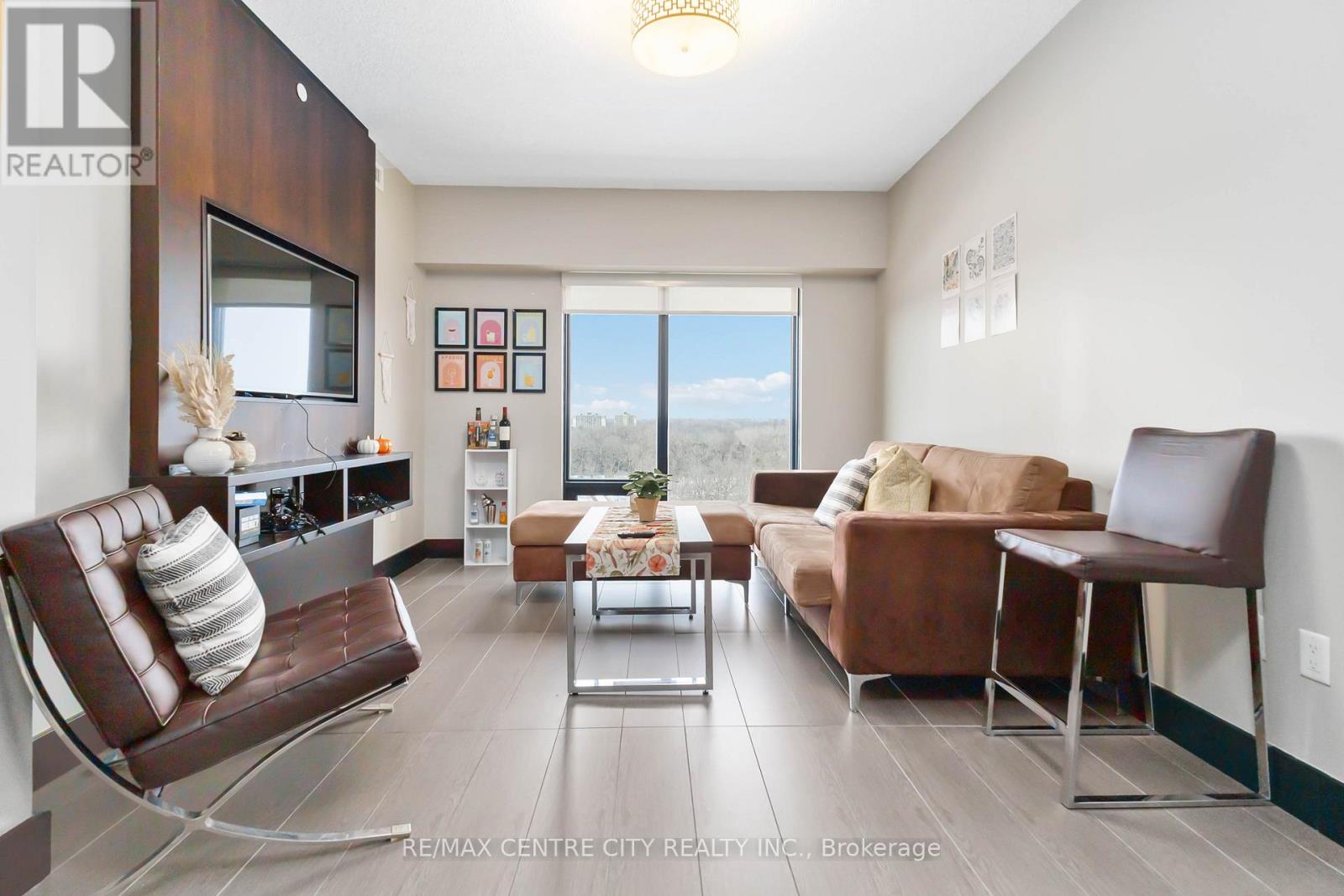 1218 - 1235 Richmond Street Property Photo 9