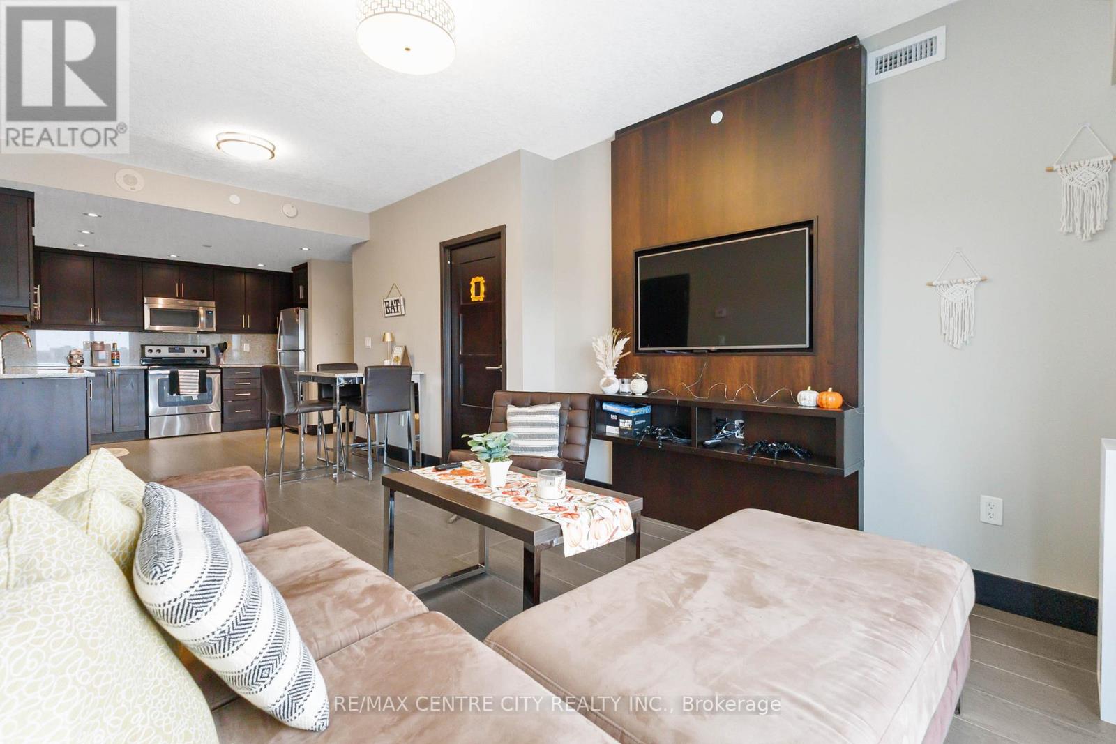 1218 - 1235 Richmond Street Property Photo 10