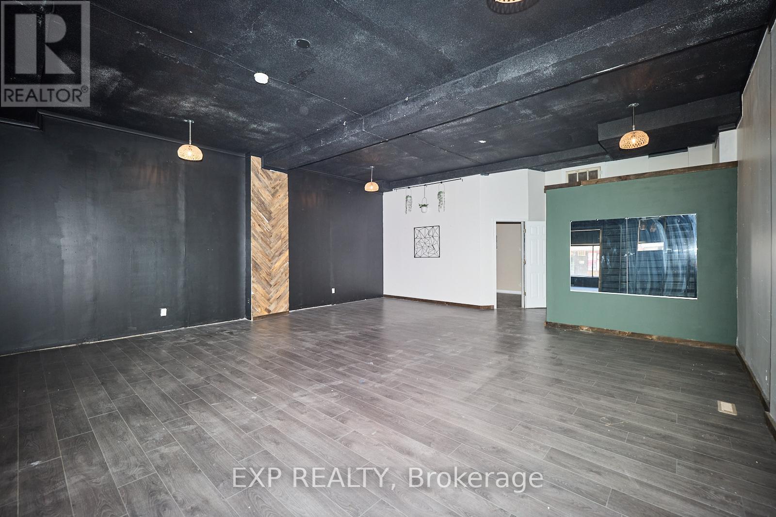 4660 Queen Street Property Photo 8