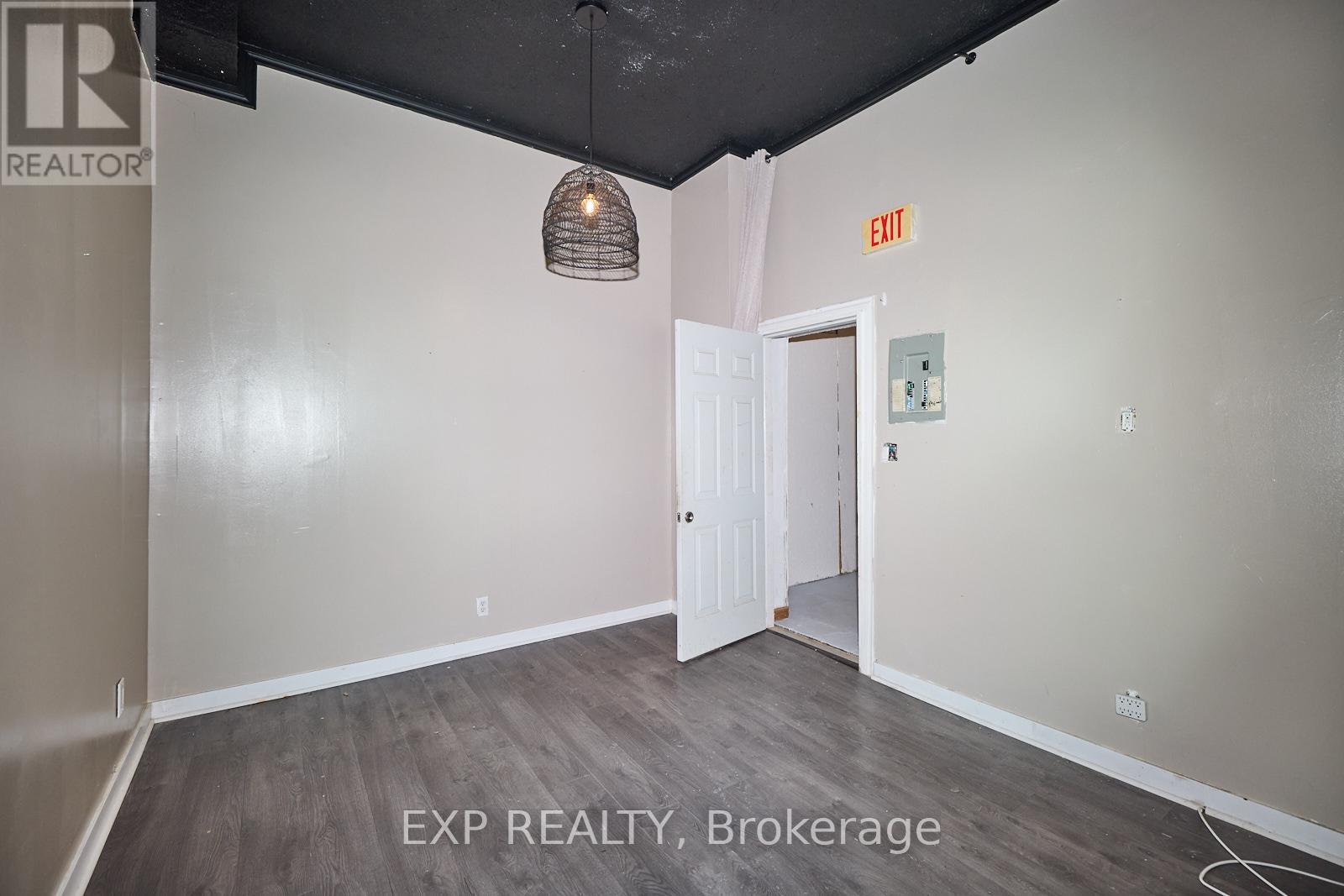 4660 Queen Street Property Photo 9