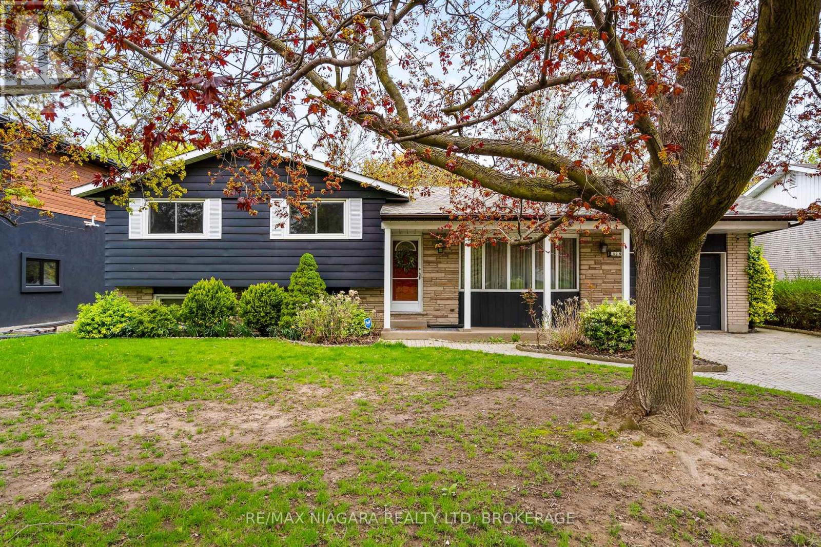 305 Centre Street Property Photo 1