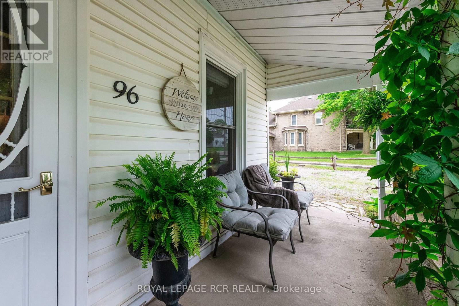96 DUNDAS STREET W