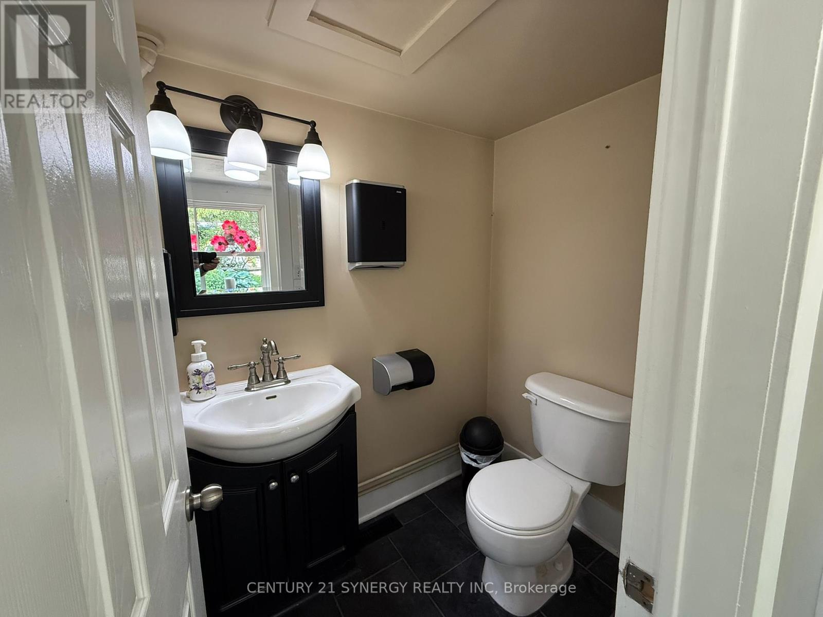 106 Main Street W Property Photo 6