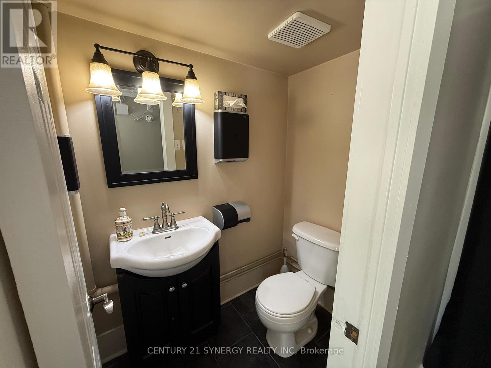 106 Main Street W Property Photo 7