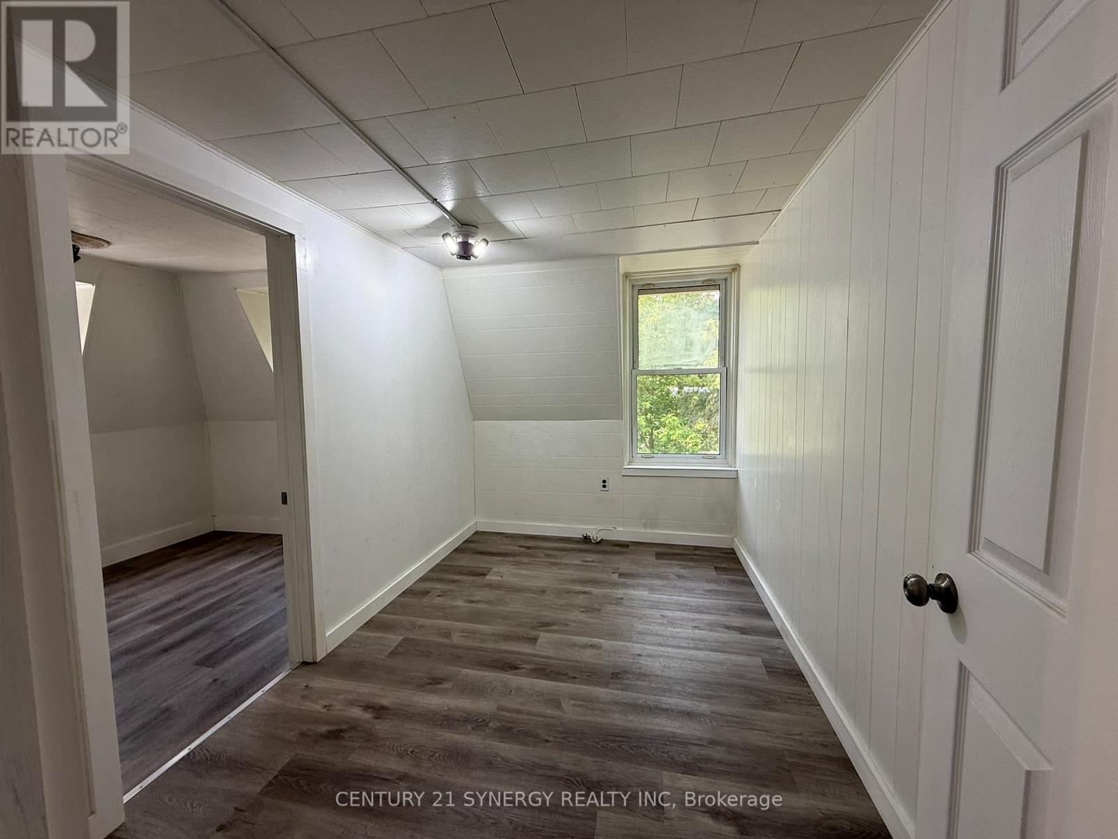 106 Main Street W Property Photo 11