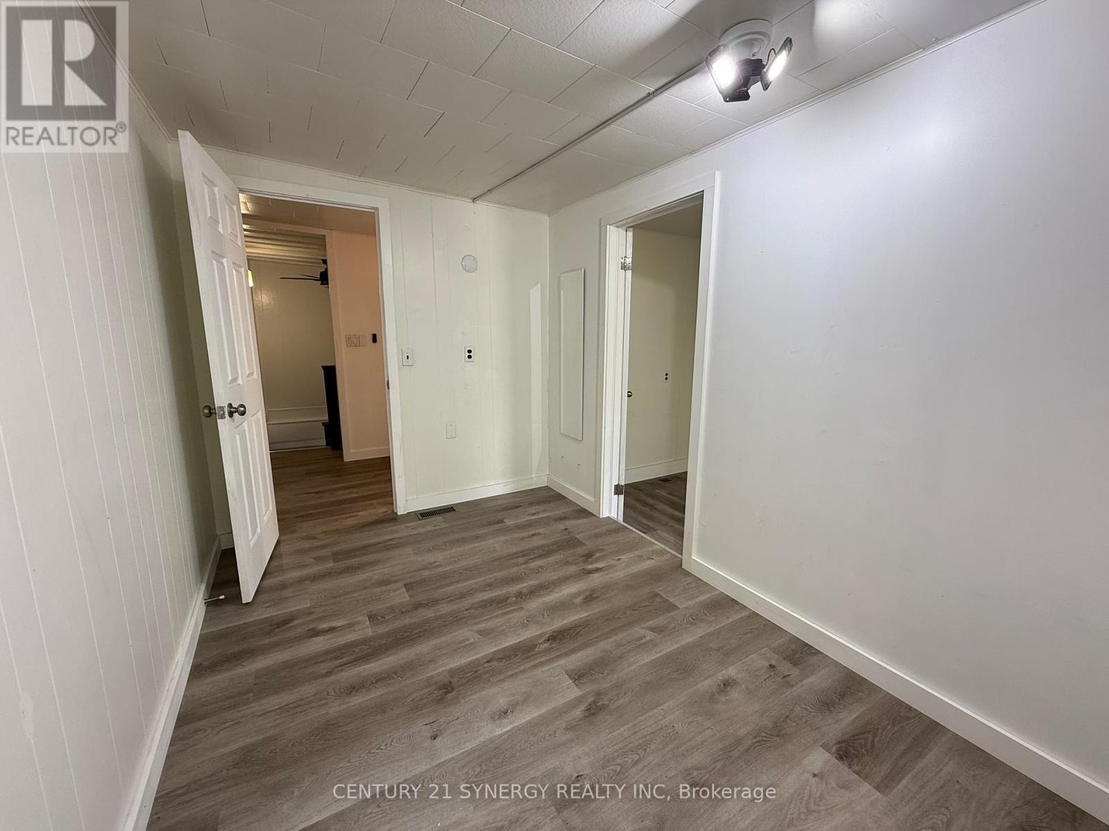 106 Main Street W Property Photo 12