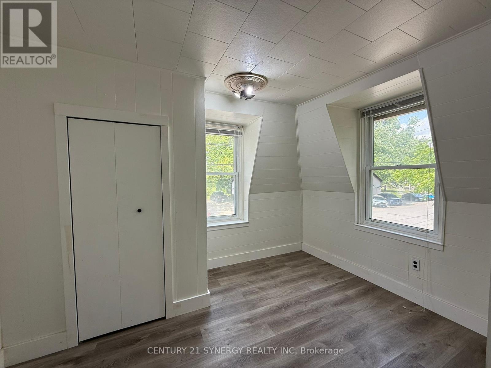 106 Main Street W Property Photo 13