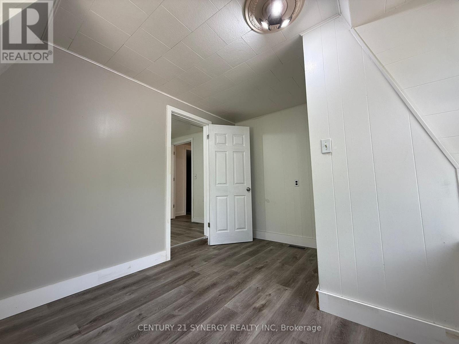 106 Main Street W Property Photo 14