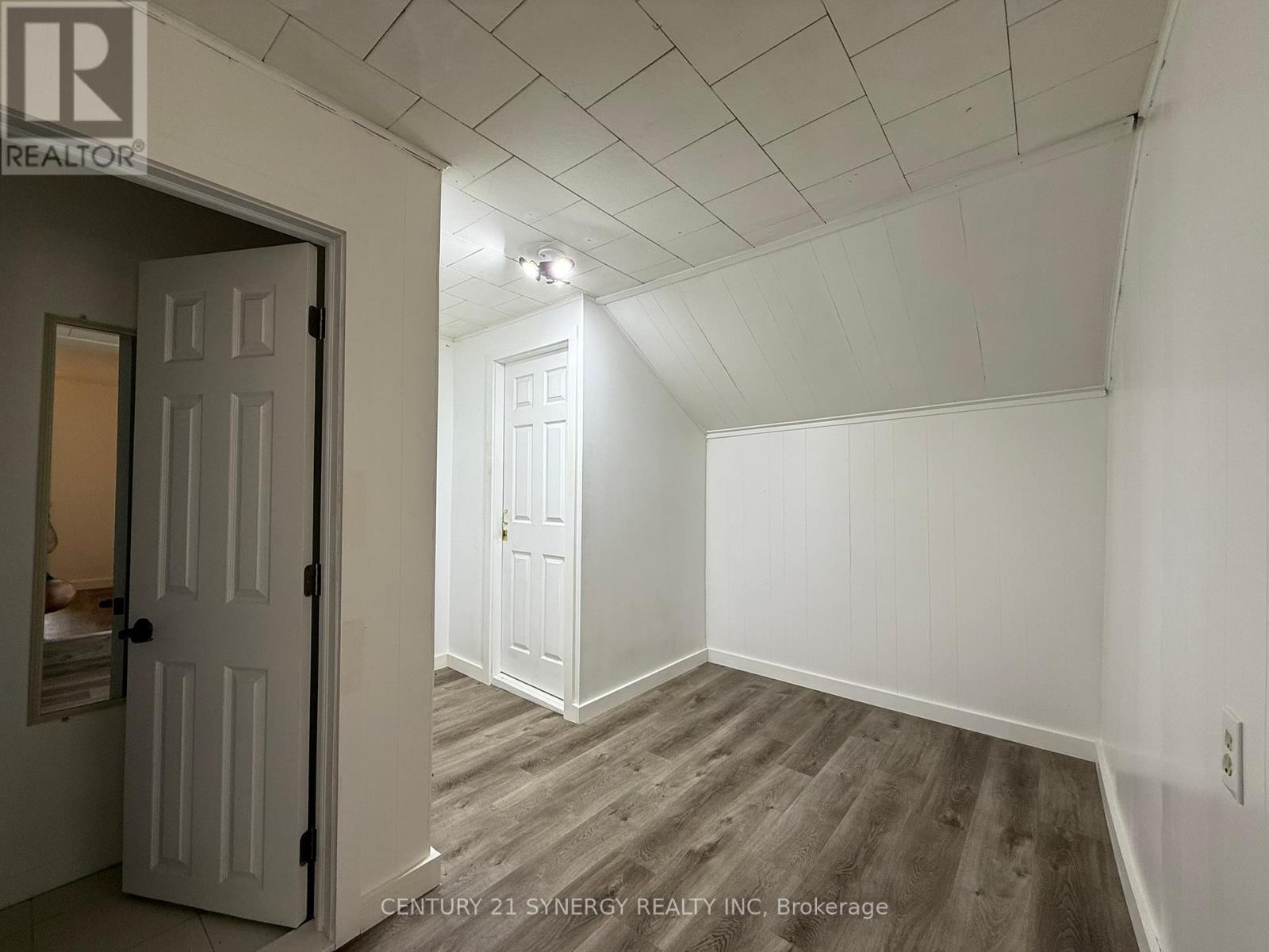 106 Main Street W Property Photo 15