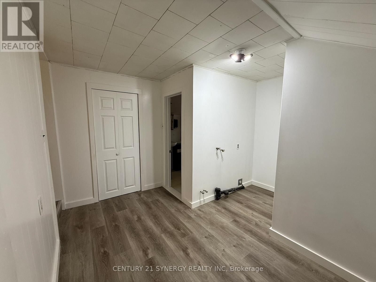 106 Main Street W Property Photo 16
