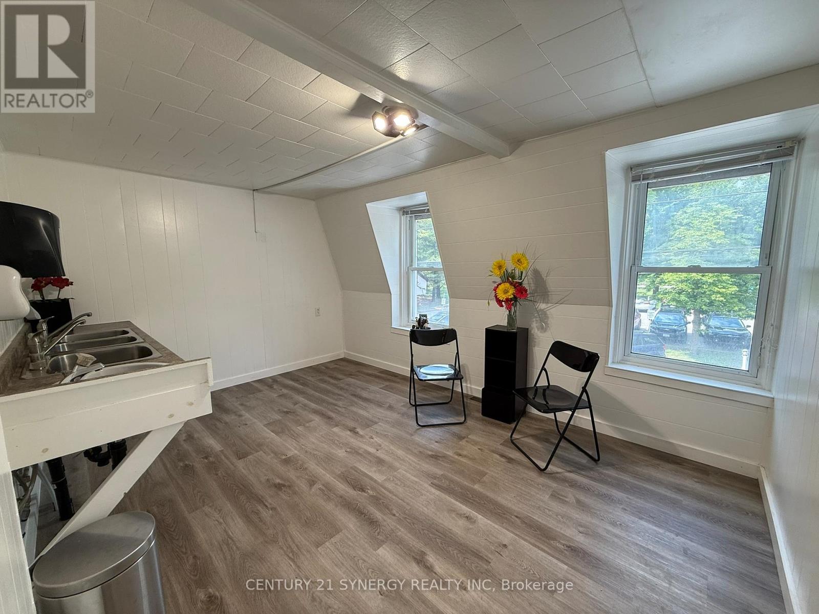106 Main Street W Property Photo 18