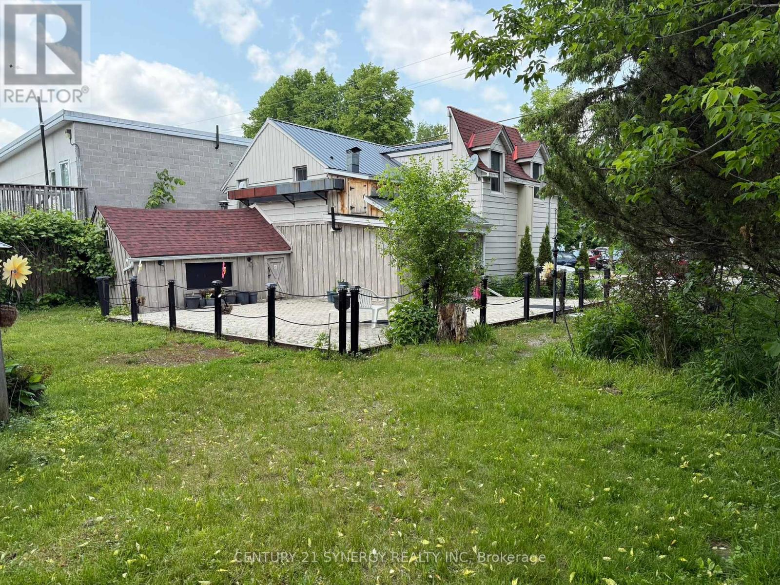 106 Main Street W Property Photo 22