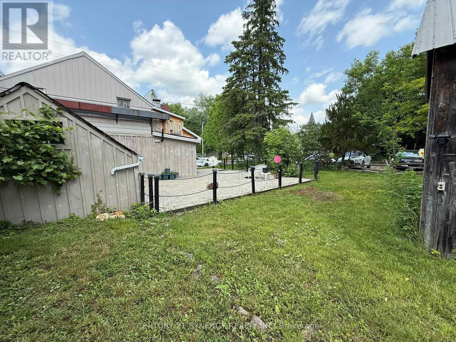 106 Main Street W Property Photo 24