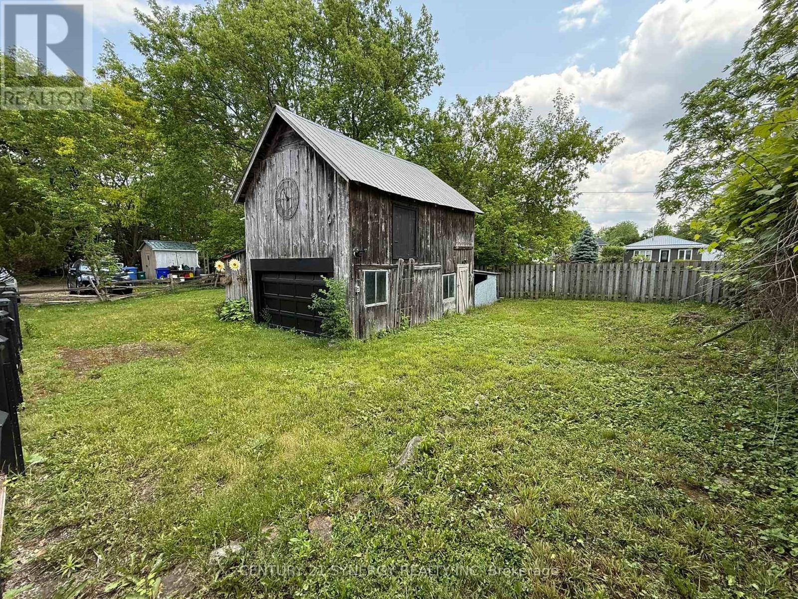 106 Main Street W Property Photo 25