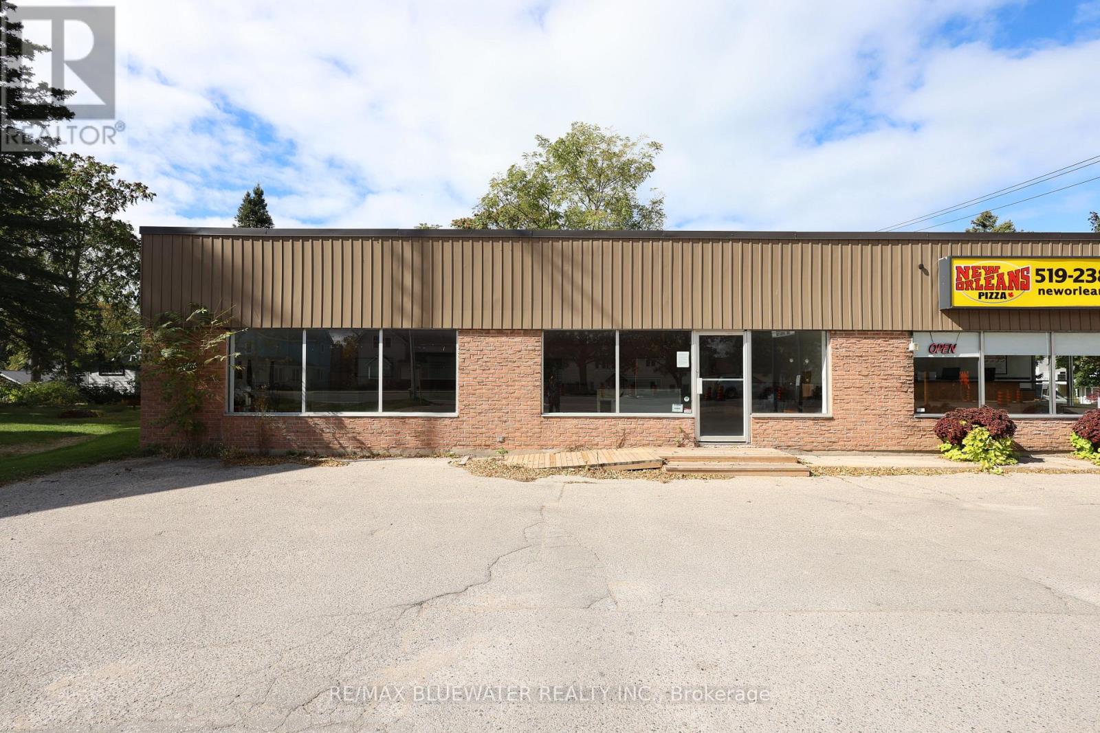 1 - 15 ONTARIO STREET S Property Photo 1