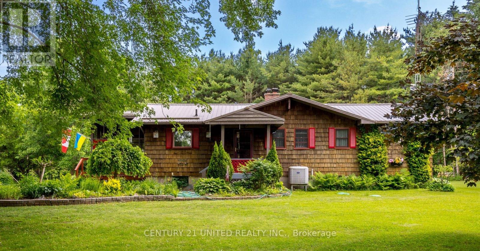 723 Ford Crescent Property Photo 1