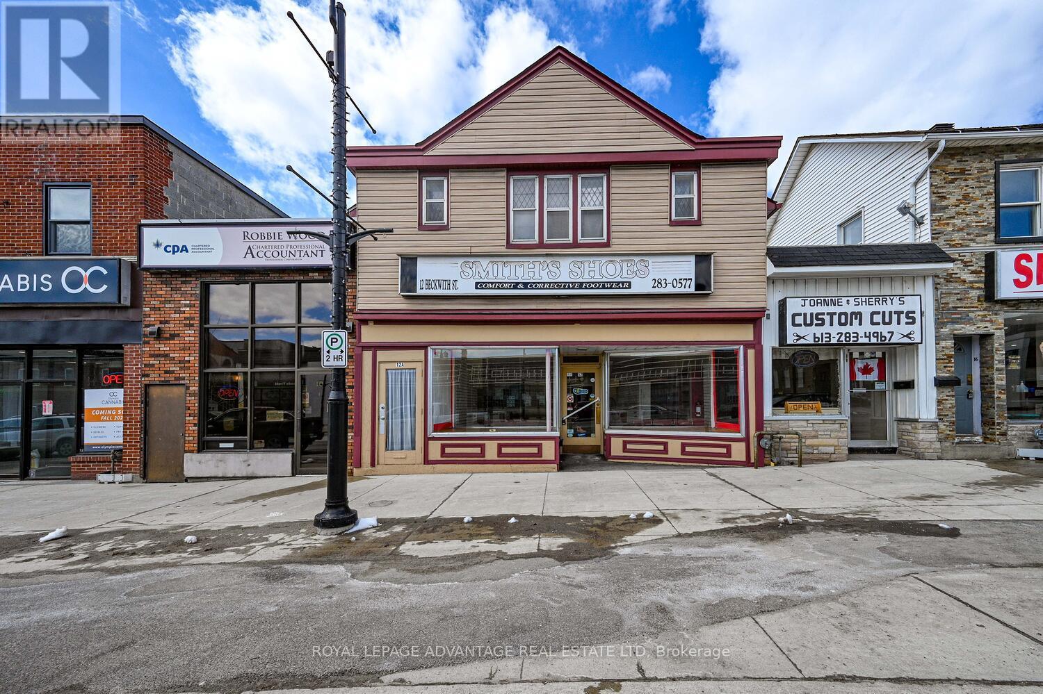 12 BECKWITH STREET N Property Photo 1