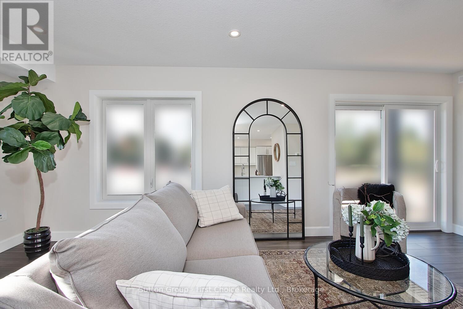 Unit 45 - 3202 Vivian Line Property Photo 4