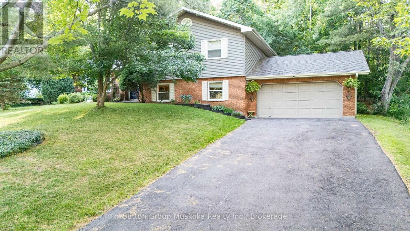 12 SILVER OAKS CRESCENT Property Photo 1