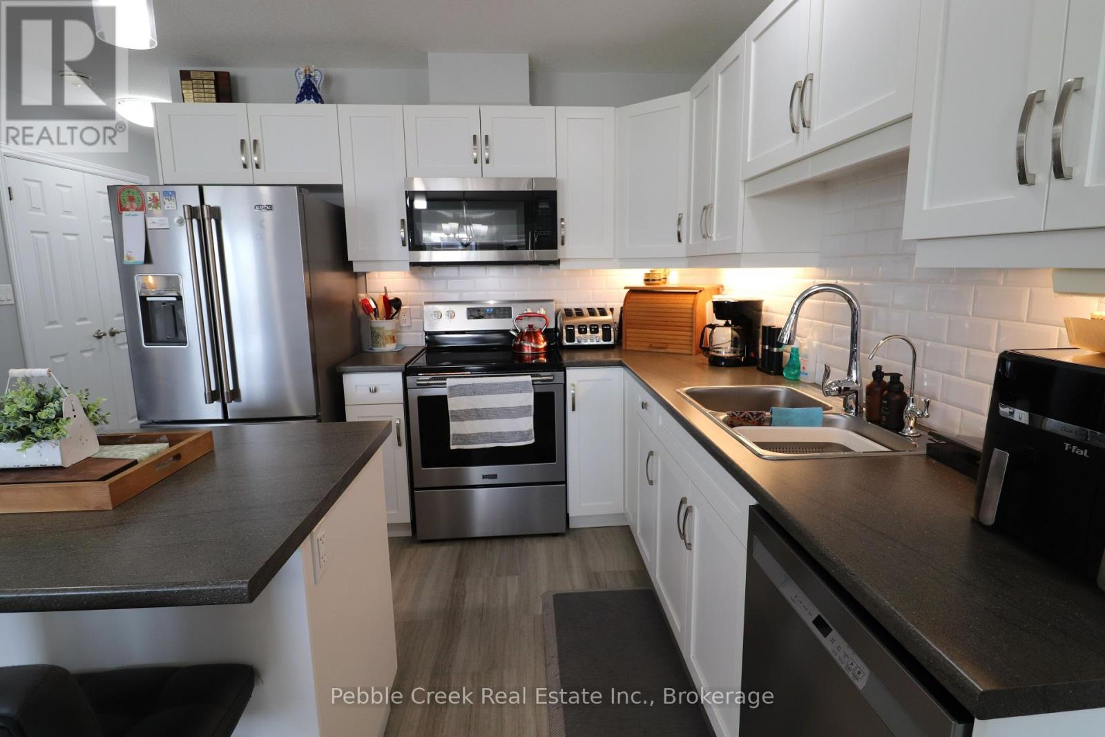 18 Windward Way N Property Photo 8