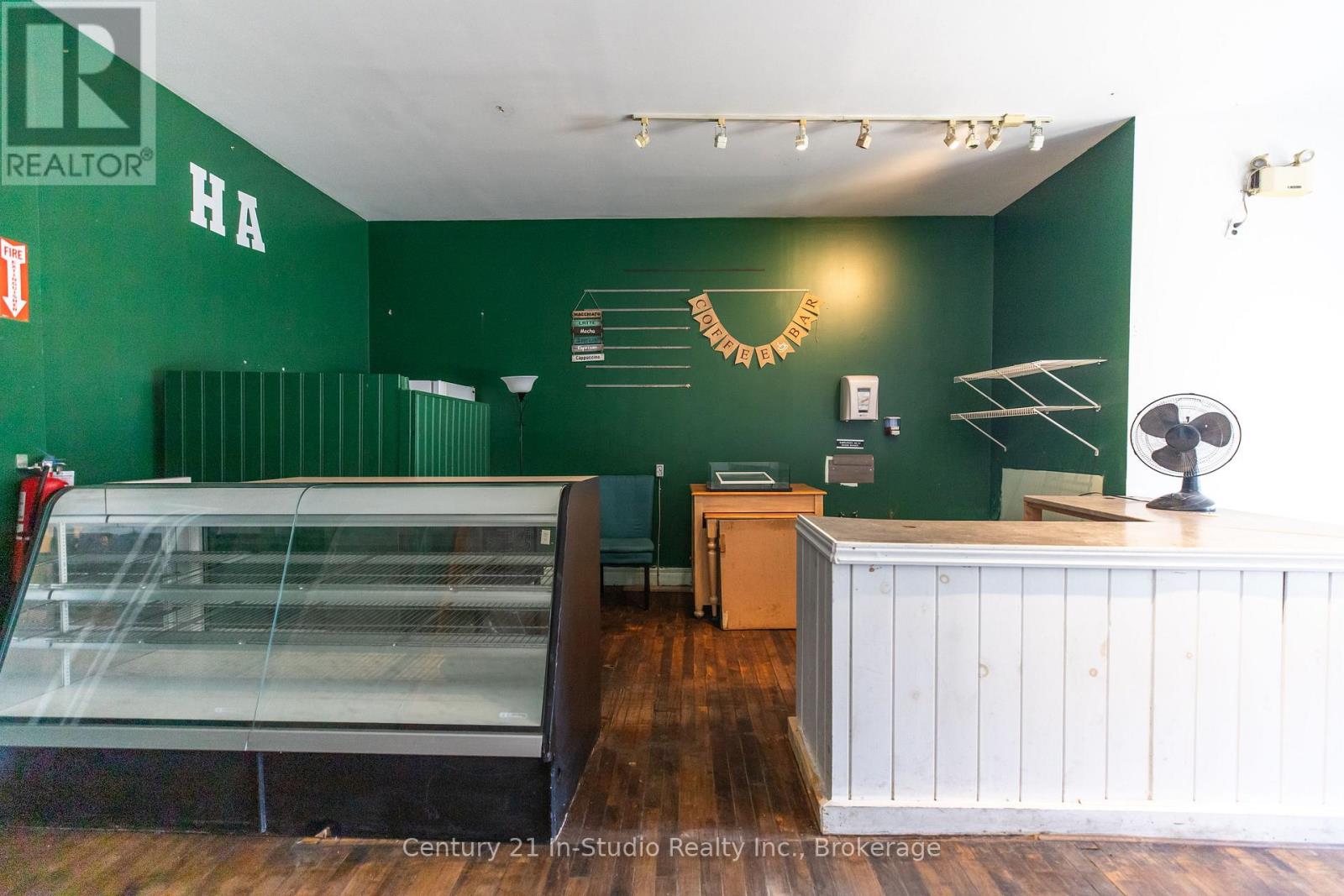 158 9th Street E Property Photo 4