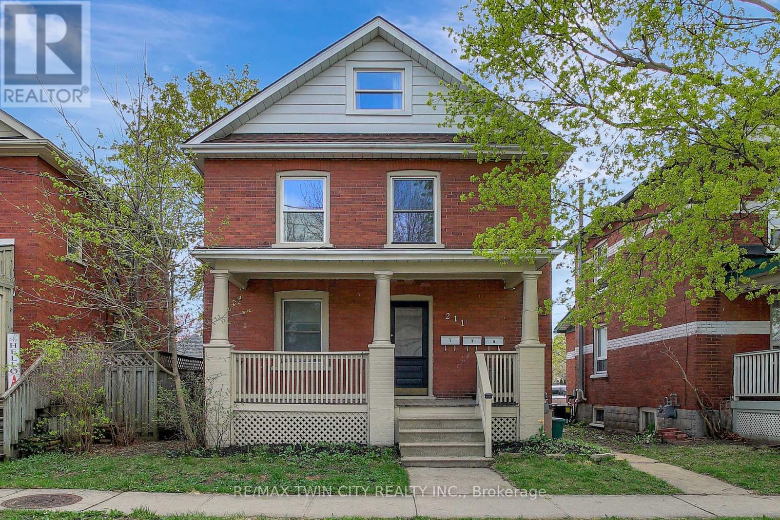 211 DOLPH STREET N Property Photo 1