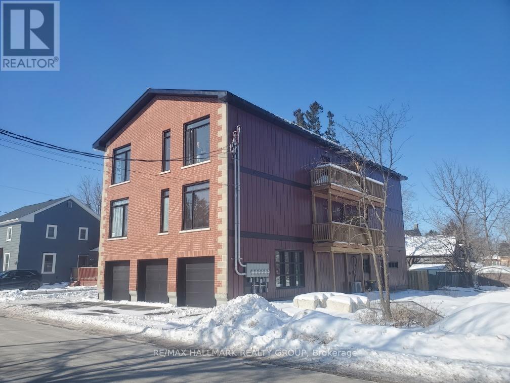 4 - 117 DRUMMOND STREET W Property Photo 1