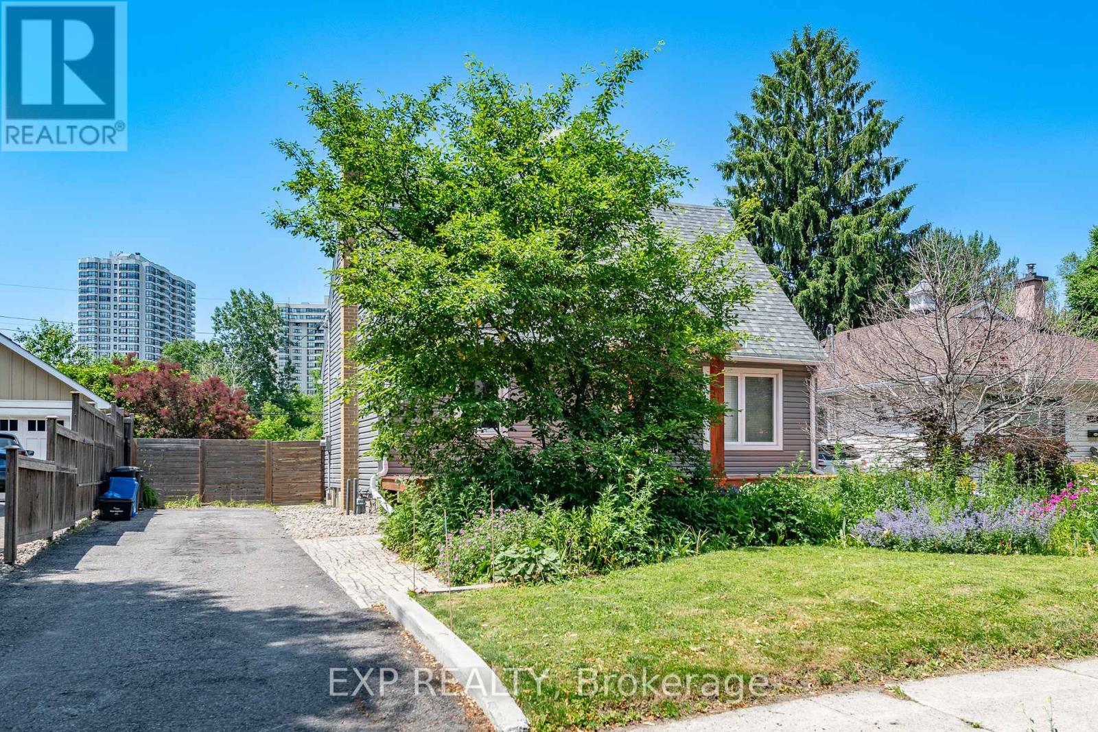 1552 Caledon Street Property Photo 3